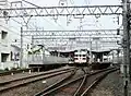 駅西側踏切から東を望む。中央が網干線専用線（2008年5月）