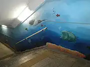 上下線間の地下連絡通路にある魚の壁画