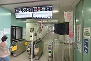 東側改札口