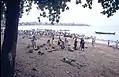 サントメの漁師。湾の奥側に市街地が見える。