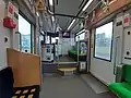 車内、台車部分の床はステップ2段分高い。