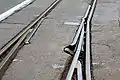 路面電車の軌道に使用されている発条転轍器これ以外に付帯設備は一切なく、トングレールも片側だけ。