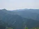 三傍示山(左側)から続く平たい尾根が笹ヶ峰。その奥は白髪山、その右側手前が橡尾山。塩塚峰より。