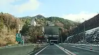 暫定復旧した甲州市側入口。対面通行を注意喚起する電光掲示板（2012年12月29日撮影）。