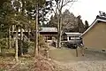 笹森稲荷神社境内左奥に前方部、右奥に後円部。