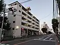 笹塚出張所交差点から西を見る。道路の南側は都営アパートが連なる。