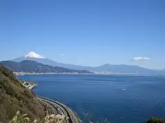 南西の薩埵峠(静岡市)より駿河湾越し