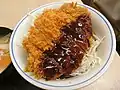 とんかつソースをかけたカツを丼飯に載せたもの