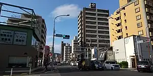 早良街道(荒江二丁目交差点附近、左:昭代右:曙)