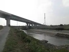 国道23号をくぐる猿渡川（知立市上重原町、2013年（平成25年）7月）