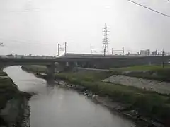 東海道新幹線と猿渡川（知立市上重原町、2013年（平成25年）7月）