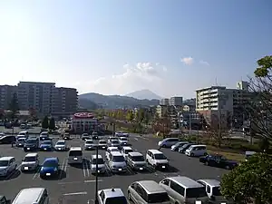 ショッピングパーク鞘ヶ谷付近(遠景には皿倉山が見える)