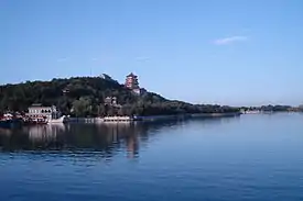 昆明湖から見た万寿山