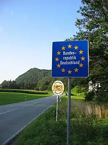 道路そばの国境を示す標識