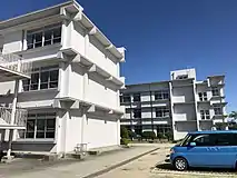 北校舎と南校舎（増築・接続予定部分）手前の北校舎は、将来の児童数増加を見越して西側（画像右方向）への増築・拡張可能性を残した設計となっている。奥の南校舎の二階・三階部分には、北校舎拡張時に設置される予定だった第二渡り廊下用のドアが設置されている。