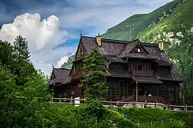 湖畔に建つPTTK（英語版）のマウンテン・シャレー（英語版）