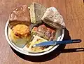 スコットランドのスコーン数種。下から時計回りにバター付きのタティースコーン、チーズスコーン、糖蜜スコーン(2個)、ミルクスコーン、フルーツスコーン