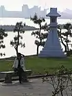 神社の境内から船の安全を見守るために設置された灯台を兼ねる石灯籠(明石市・住吉神社)。
