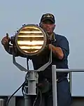 指揮艦ブルーリッジの信号灯。向かって左側にあるレバーを操作することでブラインドを開閉させる。