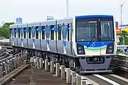 波模様をイメージした特別色の第48編成。