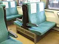 座席背もたれは前後に分割可能
