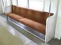 客用扉間の座席（従来モケット・3次量産車までが使用）