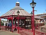 ガゼボ調の駅舎（2012年撮影）