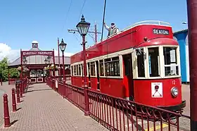 シートン駅(旧駅舎時代)に停車中の12号電車