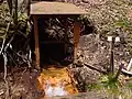 第二源泉。湧出直後の水は透明である。