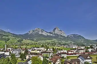 シュヴィーツおよび両ミューテン山を背景にしたゼーヴェン市街
