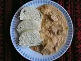 セゲディンスキー・グラーシュ(Segedínsky guláš)（豚肉・酢キャベツ・サワークリーム）にクヌーデル(knedle)（蒸しパン）を添えて