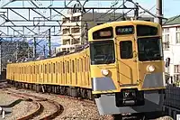 西武鉄道の優等列車左:有料特急レッドアロー「ちちぶ」右:料金不要の速達列車であっても優等列車として扱われる急行