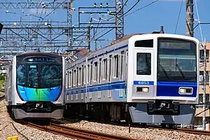 池袋線を走行する40000系(左)と6000系(右)(2022年8月 小手指駅 - 西所沢駅間)