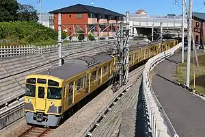 狭山線を走行する新2000系(2021年10月 西所沢駅 - 下山口駅間)