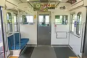 先頭部二人掛け座席と車いすスペース