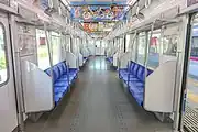 車内全景（7次車 クハ20108）大型化された袖仕切りが目立つ。
