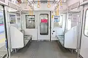 7次車の優先席（クハ20108）両側とも荷棚・吊手が低い。