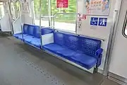 先頭車の車椅子スペース（7次車 クハ20108）収納式座席を引き出した状態。