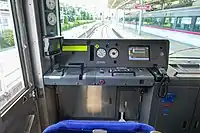 8両編成の運転台仕業表サシの黄色帯が目立つ。