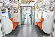 優先席（5次車 クハ38110）荷棚・吊手の高さが低い。写真はモケット交換後。
