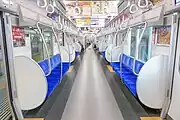 車内全景（10次車 モハ38218）一般席部の荷棚も優先席部と同じ高さに下げられた。