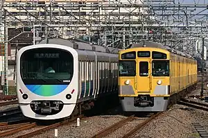 新宿線を走行する30000系(左)と新2000系(右)(2021年5月 新所沢駅)