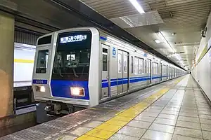 新桜台駅に到着する6000系(2022年10月)