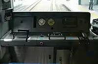 10両編成の運転台列車無線装置更新前の写真。
