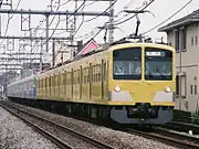 新造車を牽引する263編成前面の連結器を自動連結器に交換している