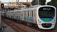 2014年度増備車の10両固定編成(30103編成)前面のロゴマークが省略されている。(武蔵藤沢・2014年11月)