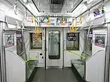 5次車の優先席（サハ20405）左側は当初より優先席だった箇所で、荷棚・吊手が低い。 右側は後に優先席となった箇所で、一般席と同じ構造を有する。