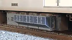 20856号車のVVVFインバータ装置こちら側のみ3つの網目のサイズが同じ。