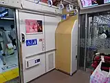 2号車車端部の車椅子スペース非常用車椅子が格納されている