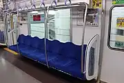 扉間の7人掛けロングシート